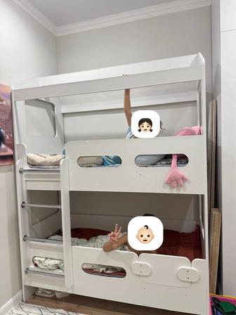 Продам двухъярусную детскую кровать