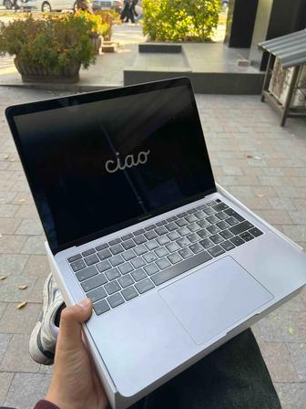 Продам MacBook Pro 2018 с TouchID в хорошем состоянии