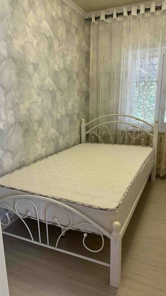 Металлическая кровать с матрасом белая