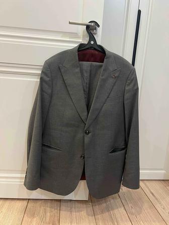 Продается мужской костюм