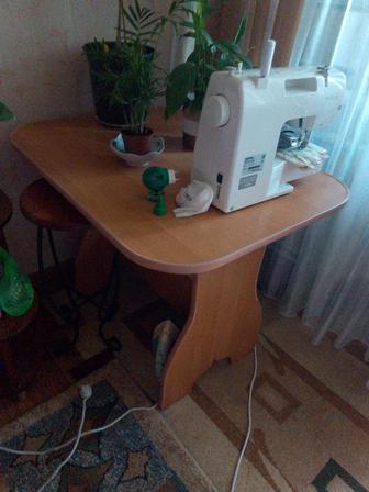 Кухонный стол и табуретки
