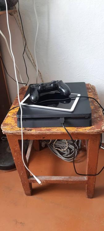 Продам PS4 slim