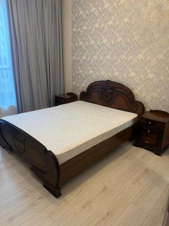 Кровать с матрасом и тумбами