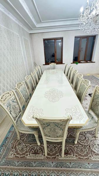 Стол со стульчиками.