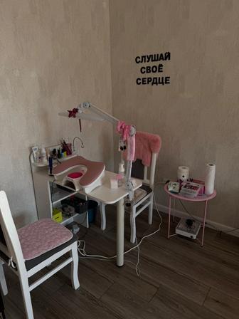 Продам маникюрный столик и подставку для рук