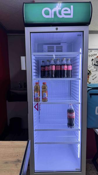 Срочно продаю холодильник витринный