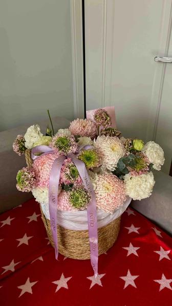 Красивые цветы в корзине