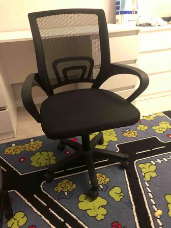 Стол письменный и стул