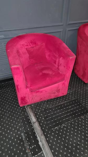 Диваны и кресла.