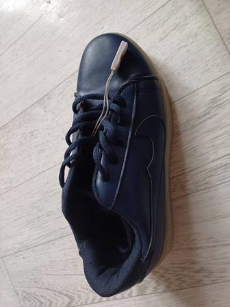 Продам кроссовки с подсветкой на подошве