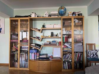 Деревянный шкаф-витрина