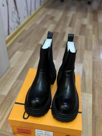 Продаю почти новые натуральные сапоги