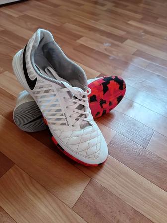 Продам футзалку за 10 тыс размер 42