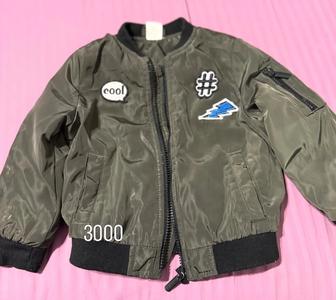 продам куртку весенние на мальчика