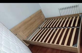 Кровать с матрасом
