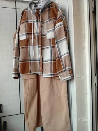 Продам рубашку с капюшоном и джинсы