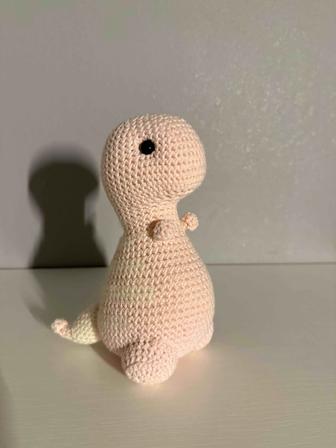 вязанный полосатый динозаврик