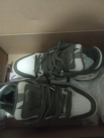 Продам кроссовки б.у