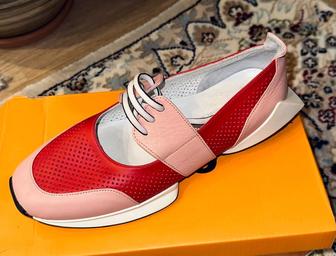 Яркие женские кеды Via Roma
Цвет красный пудрово-розовый, стильный контр