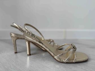 Босоножки Guess