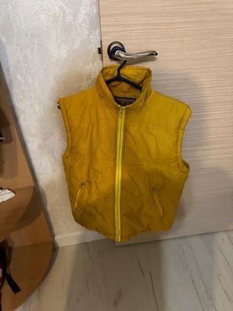 Продам безрукавки.Любая 3000