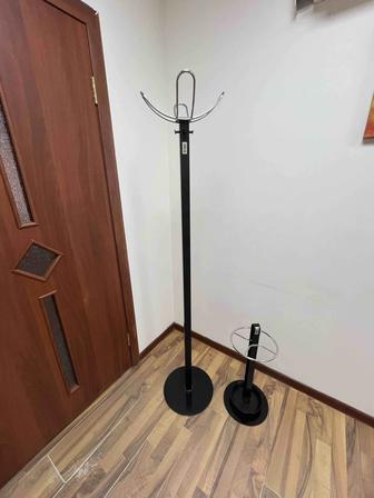 Продам вешалка для одежды и с подставкой для зонтов