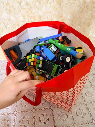 Продам огромный пакет машинок !