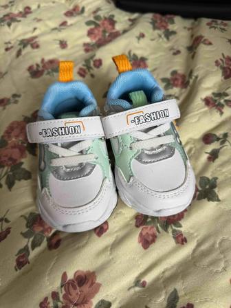 Кроссовки детские