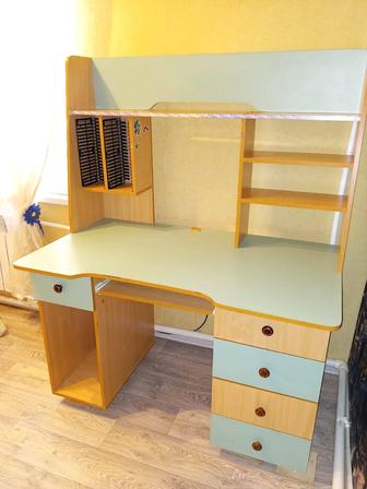 Продам компьютерный стол