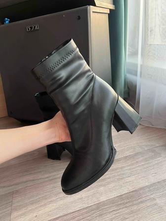 Весенние сапоги с каблуком.