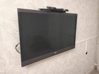 Продается телевизор вместе с кронштейном