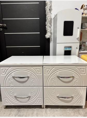 Белые прикроватные тумбочки, практичные и функциональные