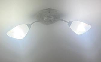 Продам люстру на 2 лампы