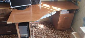 Продам компьютерный стол (Договорная)