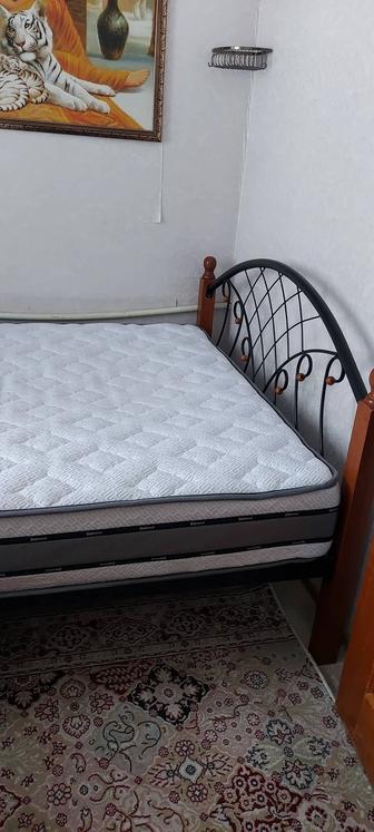 Продам кровать с ортопедическим матрасом