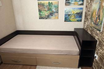 Кровать, шкаф и стол