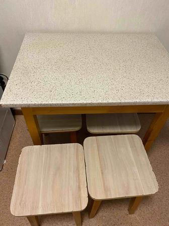 Кухонный стол с табуретками