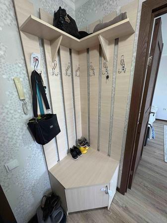 Продам вешалку в прихожую