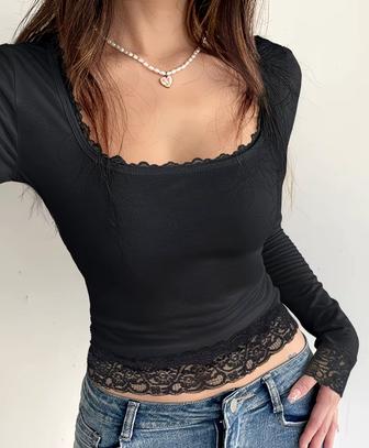 Черный лонгслив с кружевом
