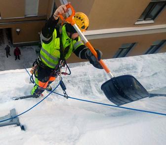 Чистка снега с крыш