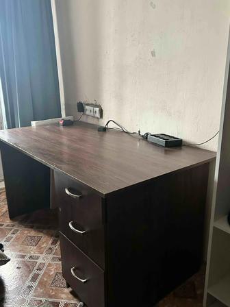 Продам письменный стол с тремя ящиками