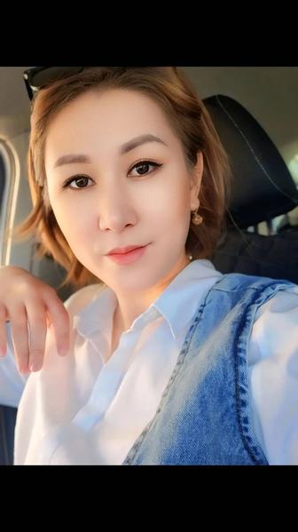 Водитель девушка на своем авто