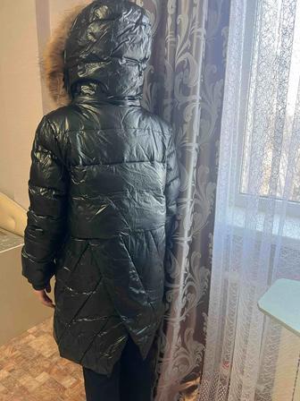 Продам зимнюю куртку для девочки