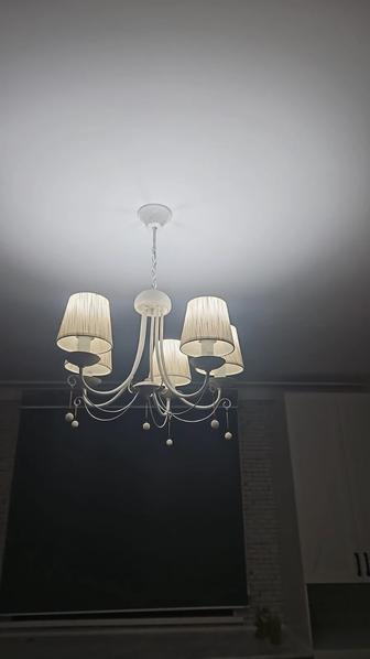 Продам люстру