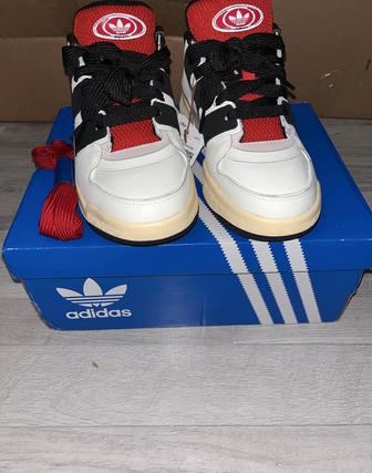 Кроссовки adidas FORUM2000
размер 38.5 
новые 
оригинал