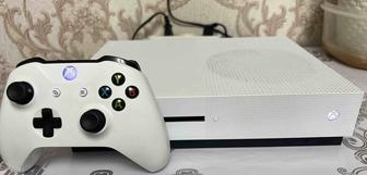 Xbox One S на 1TB и 1 геймпада СРОЧНО ПРОДАМ