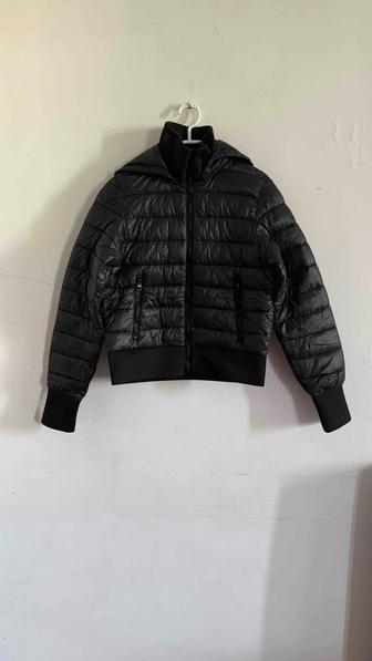 Черная нейлоновая куртка Zara с капюшоном