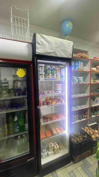 Продам однодверный витринный холодильник.