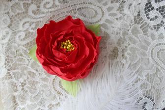 Брошь из красного цветка