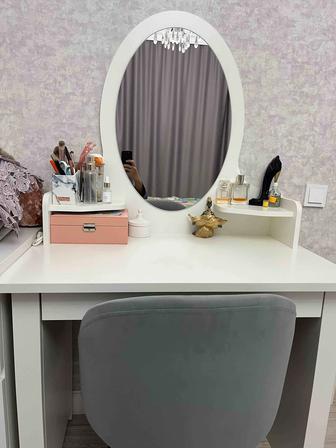 Туалетный дамский столик трюмо с зеркалом